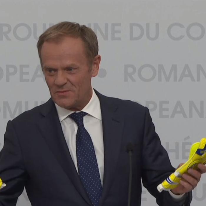Donald Tusk, mesaj în limba română, la Sibiu: "M-am îndrăgostit". A adus mănuşile lui Duckadam