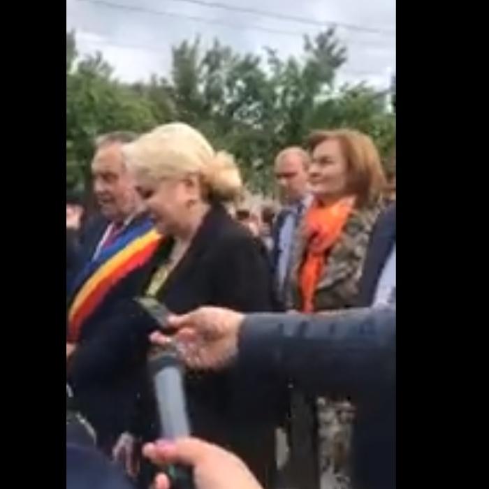 Dăncilă, HUIDUITĂ într-o comună din Timiş. Organizatorii au dat muzica mai tare - VIDEO