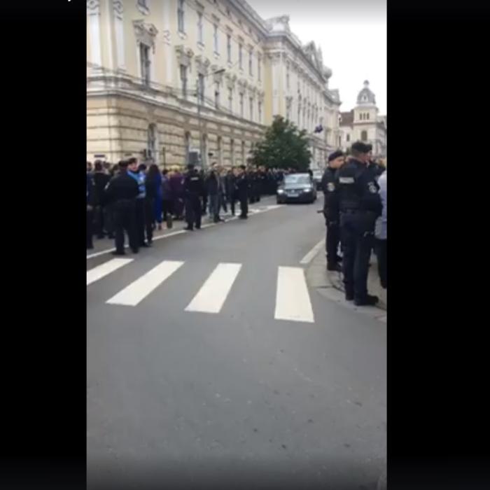 Dăncilă nu poate ieși din clădire. Sute de protestatari o AȘTEAPTĂ