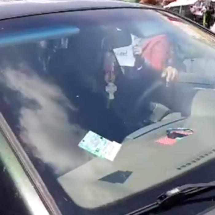 Bacalbașa, speriat. Protestatarii, la un pas să-l SCOATĂ din maşină - VIDEO