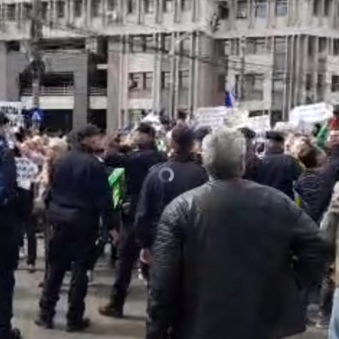 INCIDENTE la mitingul PSD de la Galați. Protestatarii, ciocniri cu cordonul de JANDARMI. Video