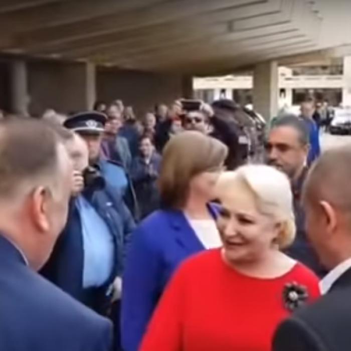 Proteste la Satu Mare. Dăncilă, curajoasă în prefectură: "Nu mi-e frică de armata asta de oameni" - VIDEO