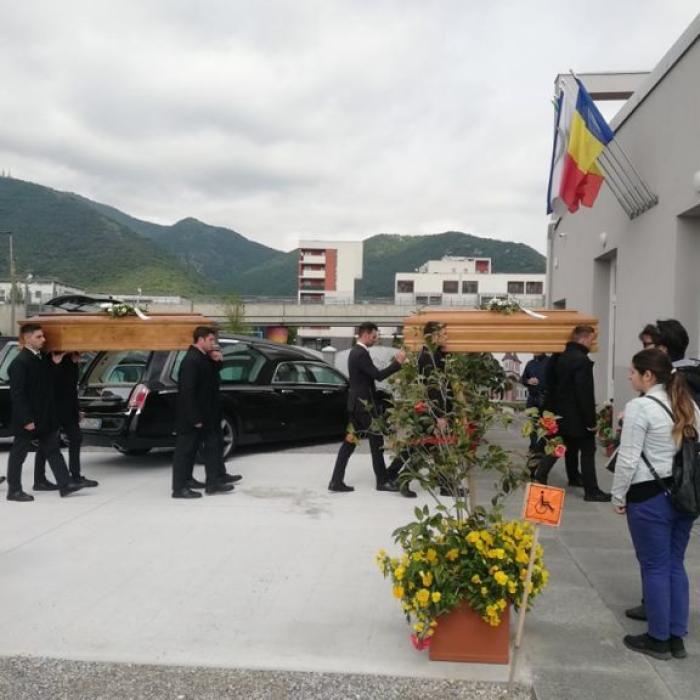 LACRIMI în Italia. Sute de oameni au participat la funeraliile românilor UCIȘI de un copac