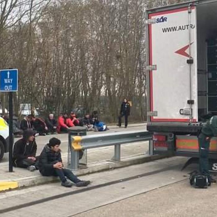 Franța. Român, prins în timp ce încerca să 'VÂNDĂ' 9 persoane. Prețul: între 3.000 și 10.000 de euro