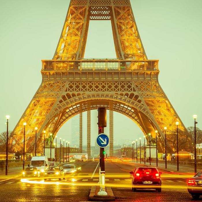 Alertă în Franța. Turnul Eiffel a fost EVACUAT din cauza unui bărbat care a încercat să-l escaladeze