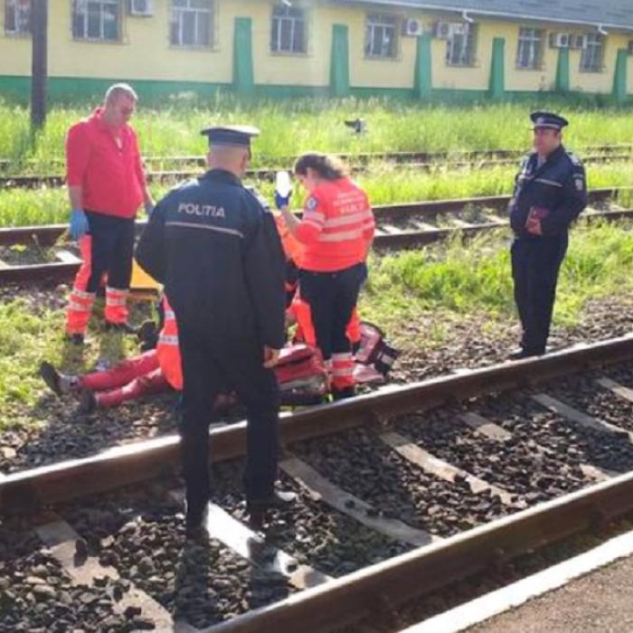 Dublă TRAGEDIE. Fiul s-a SPÂNZURAT la câteva zile de la venirea din Londra. Mama s-a ARUNCAT pe șinele de tren