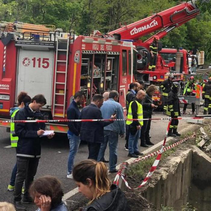 Italia. În AUTOCARUL cu peste 60 de pasageri care s-a RĂSTURNAT sunt și ROMÂNI. Un MORT, 12 răniți