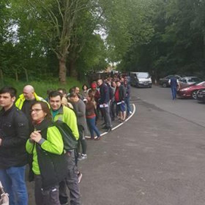 Coadă URIAȘĂ în Birmingham. "Nu cred că ajungem să votăm!" | VIDEO