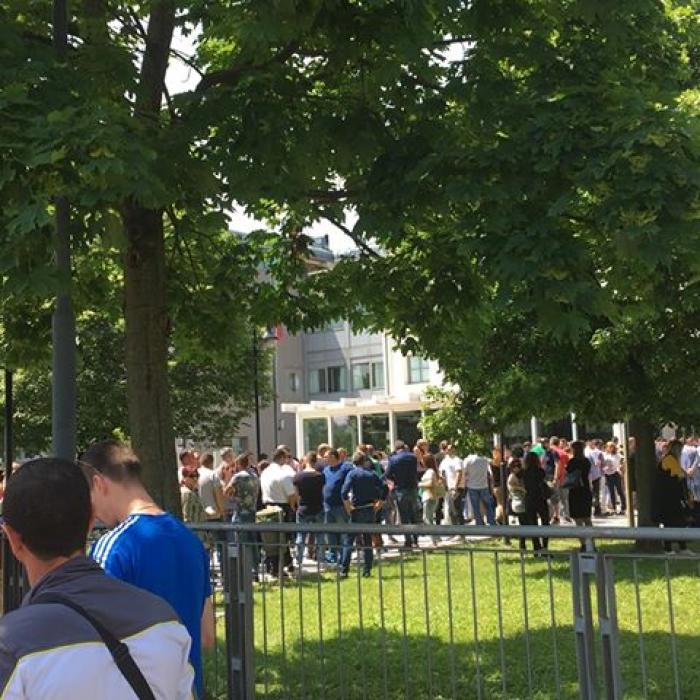 Proteste la secţia de votare din Treviso, Italia: "PSD, ciuma roşie!" - VIDEO