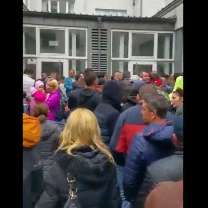 Germania: SOLUȚIA pe care a găsit-o poliția pentru ca ROMÂNII care așteptau să poată VOTA cu toții (VIDEO)