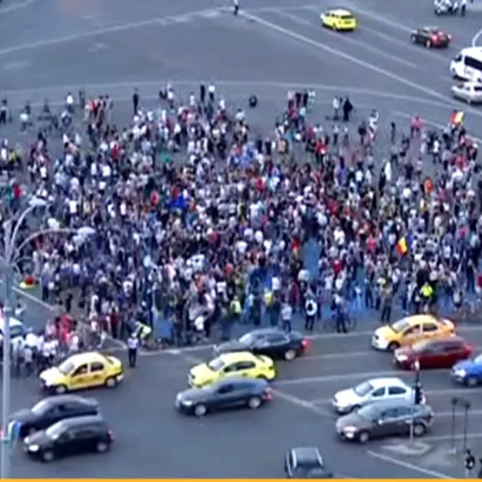 Protest în Piața Victoriei. Sute de ROMÂNI cer DEMISIA Guvernului 