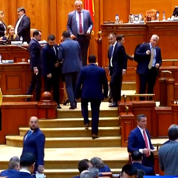 SCANDAL în Parlament la alegerea șefului Camerei Deputaților: "Vă rog nu filmați, votul e SECRET!"