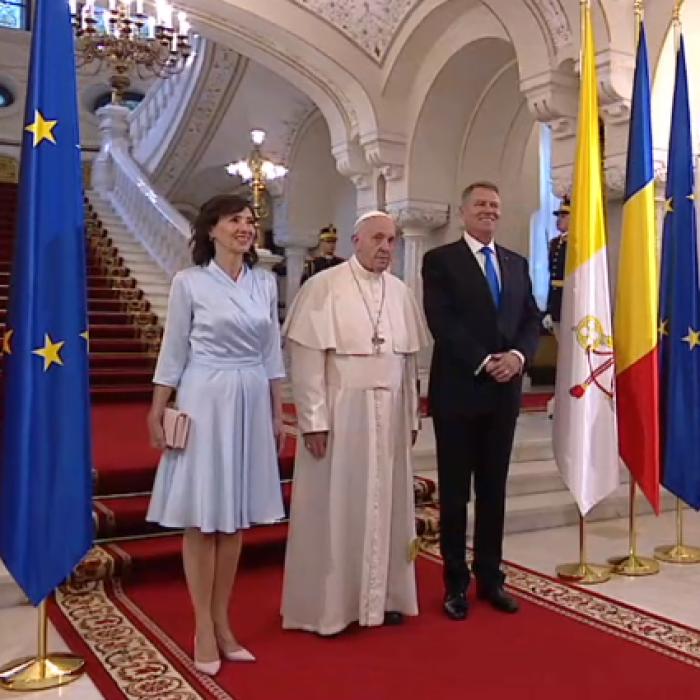 Cine este designerul care a îmbrăcat-o pe Carmen Iohannis la întâlnirea cu Papa Francisc