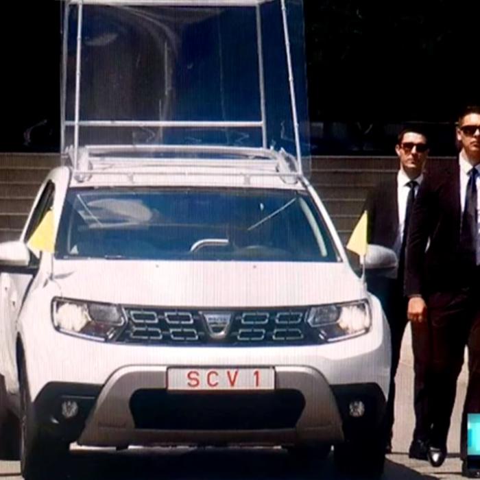 Motivul pentru care Papa Francisc nu s-a mai urcat în papamobilul Dacia si a folosit Isuzu 