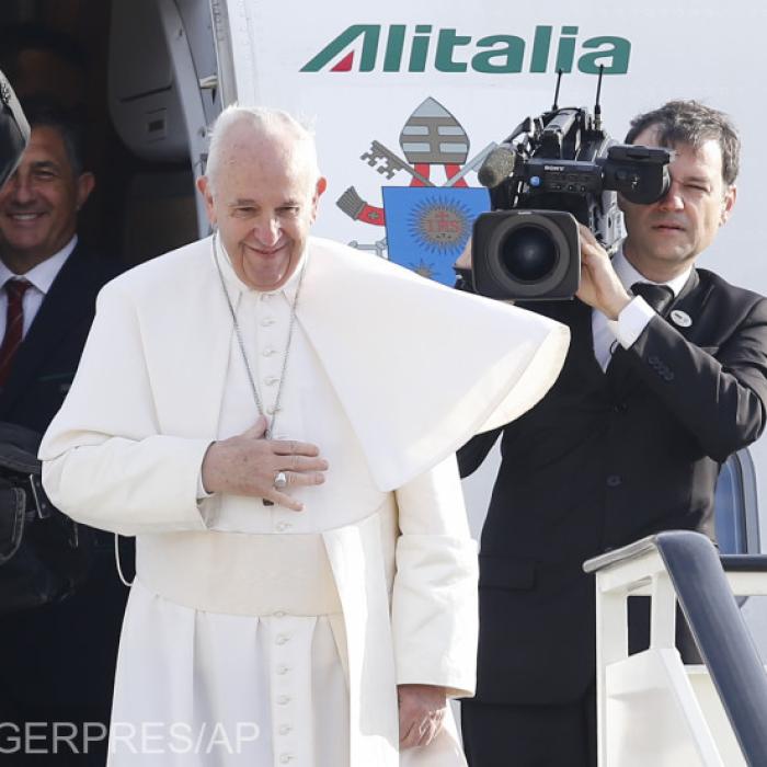 VIDEO. Papa Francisc a aterizat pe Aeroportul Otopeni. A fost primit de preşedintele Klaus Iohannis