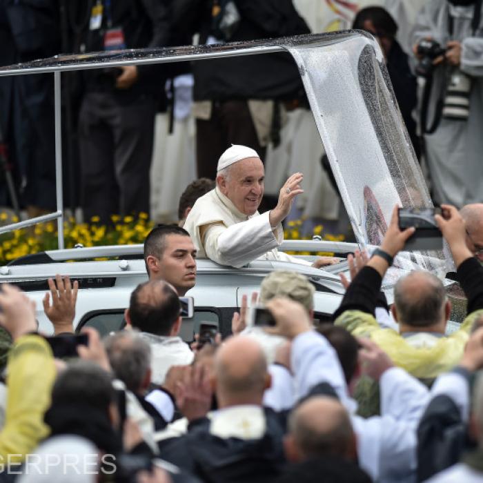 Papa Francisc, gest superb la Iași: A citit din Eminescu, a sărutat copiii bolnavi 