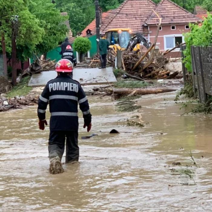 Ministrul Apelor a rămas cu mașina împotmolită în NOROI