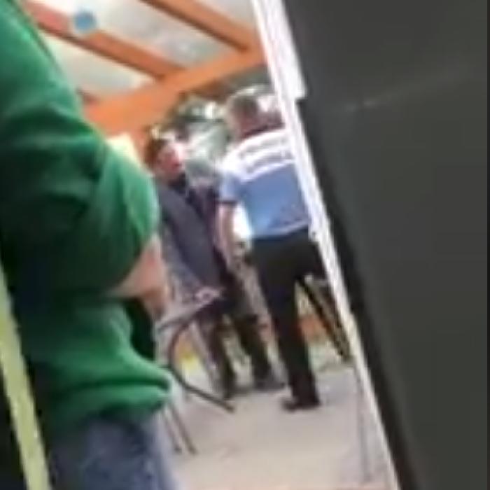 Timiș. Polițist local, filmat în timp ce lovește un cerșetor | VIDEO