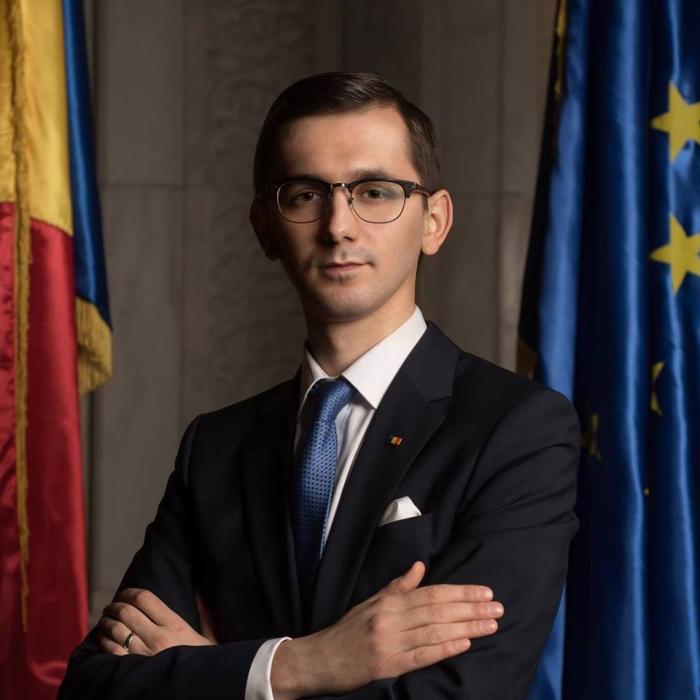 Pavel Popescu: Șerban Nicolae și Liviu Pleșoianu candidați la președinție sunt ca vaca din banc, dusă de stăpân la târg ca să o facă de râs 