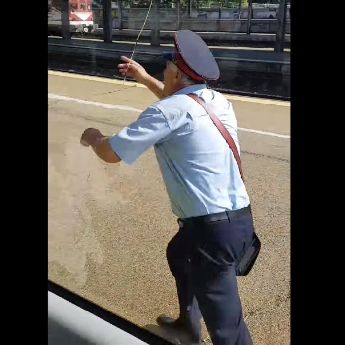 VIDEO. Scene comice în Gara de Nord, din Bucureşti. Un naş a fost uitat pe peron