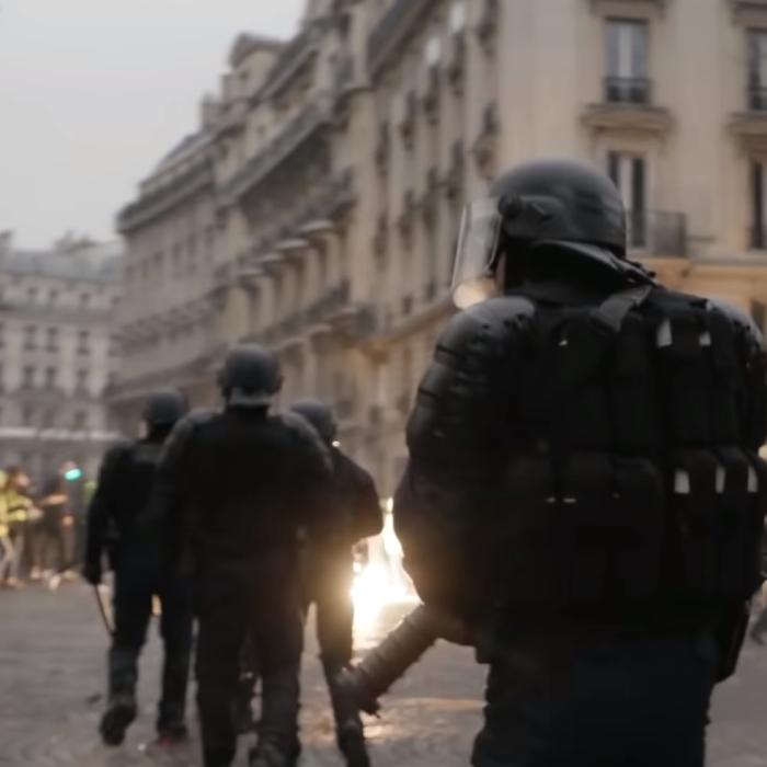 Franța. „Vestele galbene”, DISPERSATE rapid de forțele de ordine cu GAZE lacrimogene și BASTOANE
