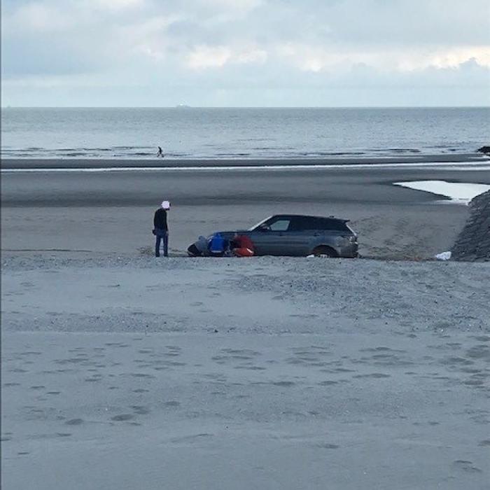 Belgia. Un ROMÂN a îngropat un SUV de lux nou-nouț pe plajă (FOTO)