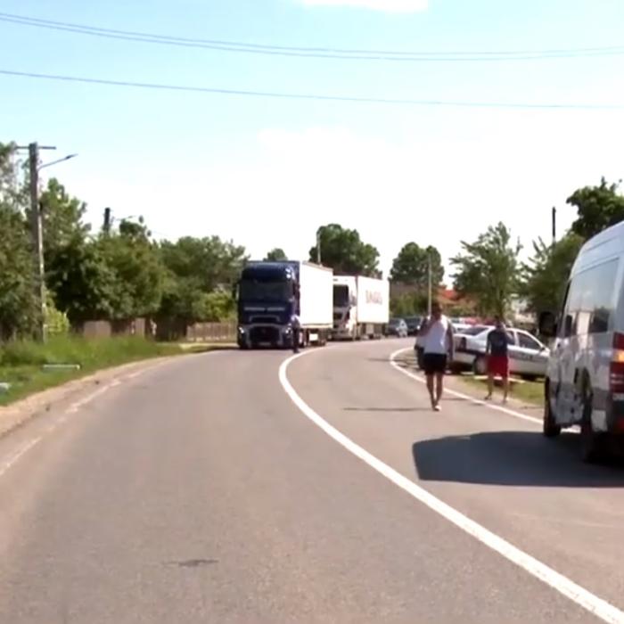 Microbuz plin cu oameni, SPULBERAT de TREN în această dimineață