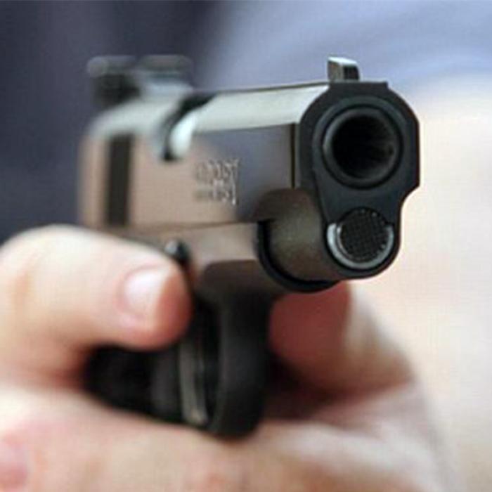 Italia. Noroc INCREDIBIL: Un român a încercat să împuște 3 conaționali, însă arma s-a blocat