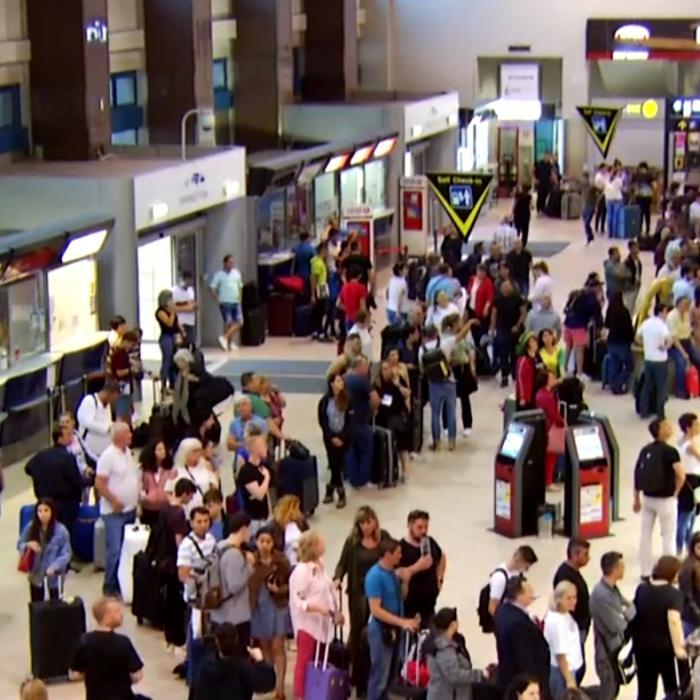 Zeci de ROMÂNI, BLOCAȚI pe aeroportul din Barcelona