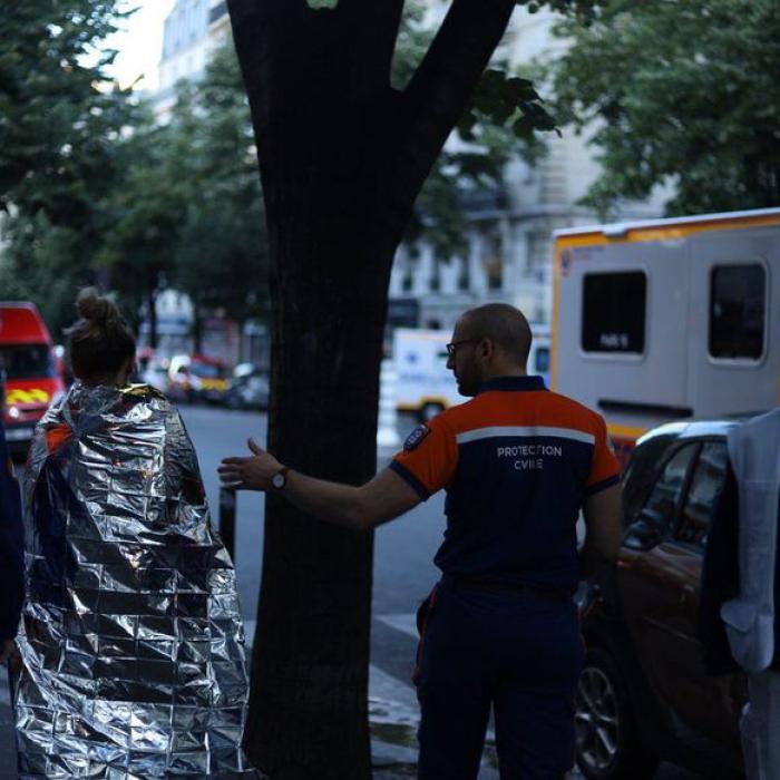 Trei morţi şi zeci de răniţi într-un incendiu DEVASTATOR, în Paris. SUTE de pompieri s-au luptat cu flăcările