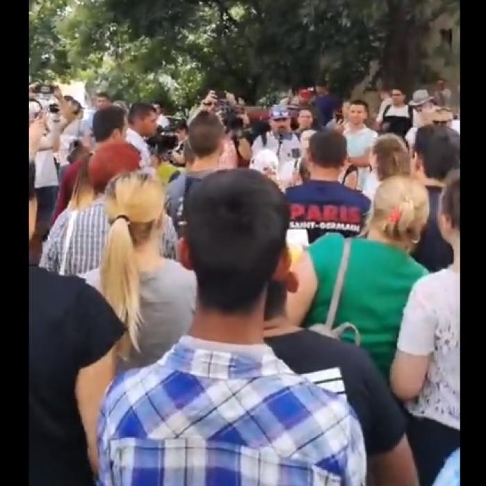 Imagini VIDEO din Craiova, unde oamenii au ieşit în stradă: "Fără Sorina nu plecăm!"
