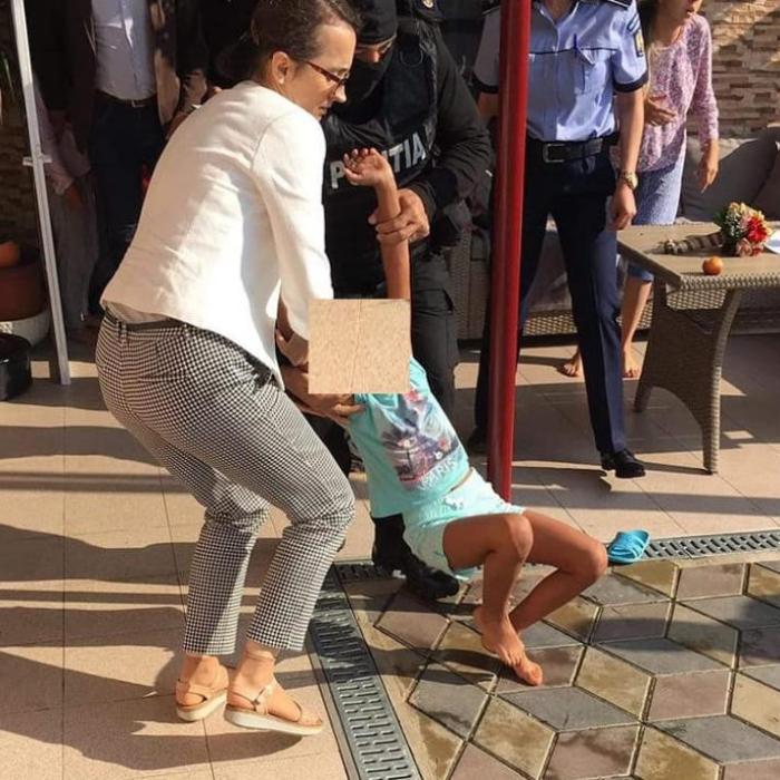 VIDEO. PROTEST în faţa sediului CSM. Se cere suspendarea Mariei Piţurcă din funcţia de procuror