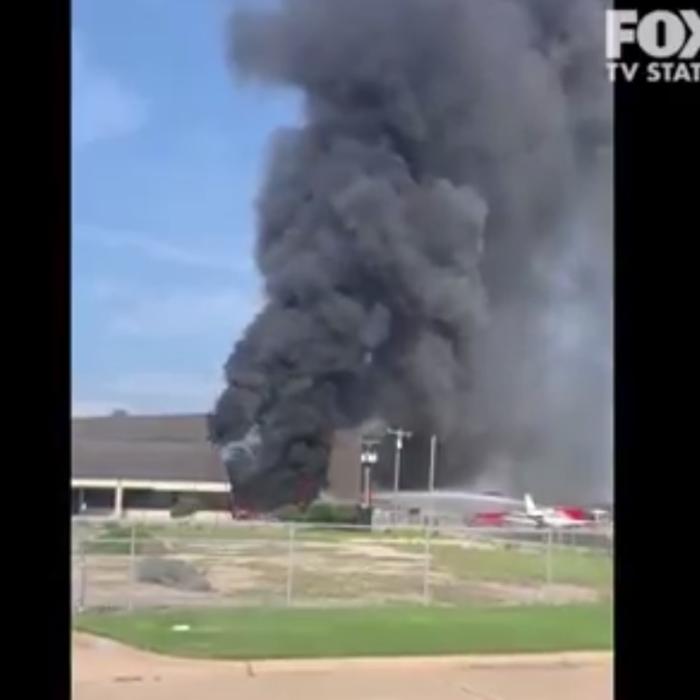 Avion PRĂBUȘIT pe un aeroport. Toți pasagerii aflați la bord au MURIT (VIDEO)