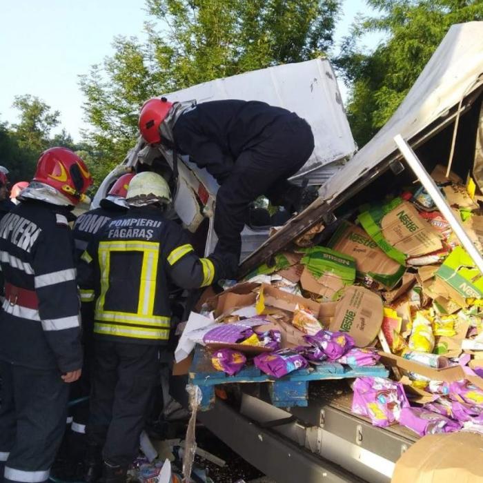 ACCIDENT MORTAL. Dubă, SPULBERATĂ de TIR pe DN1