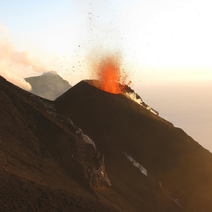 Italia. Un turist a MURIT și zeci de oameni au fost EVACUAȚI. A erupt vulcanul Stromboli