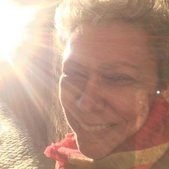 Discuţie pe Facebook între Oana Pellea, Dacian Cioloş şi Marius Manole. Totul a pornit de la o pereche de CIORAPI