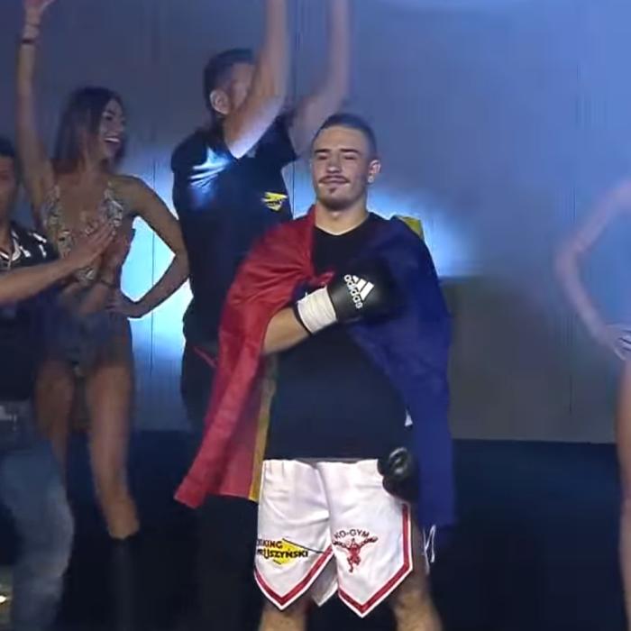 Luptător MMA ROMÂN, reţinut după ce a plătit o prostituată cu BANI FALŞI. În dosar este implicată şi o vedetă X FACTOR