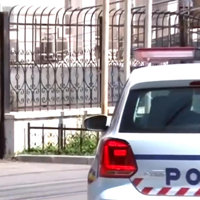 Momente de GROAZĂ. Un MINOR a intrat cu MAȘINA într-un grup de oameni (FOTO)