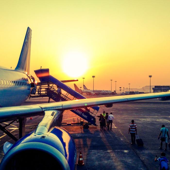 Un ROMÂN a fost reținut pe Aeroportul Otopeni. Ce a FĂCUT bărbatul