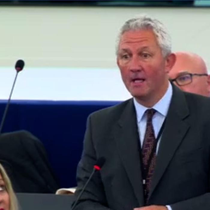 Europarlamentar britanic: "Mai bine o sărbătorim pe Halep decât preşedinţia României"
