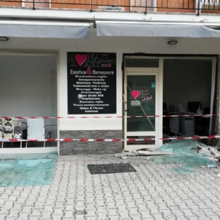 Italia. Salonul unei ROMÂNCE, DISTRUS în urma unui ATAC cu o BOMBĂ