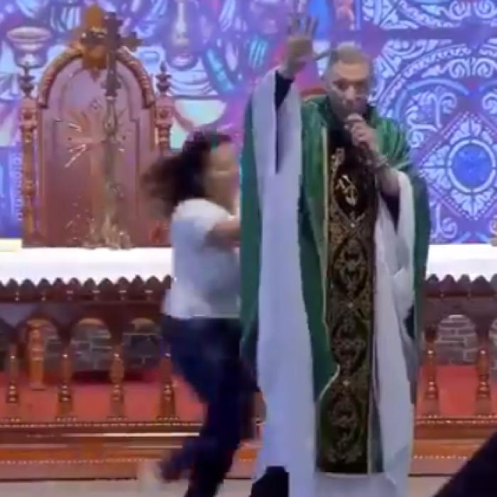 Un preot a fost ARUNCAT de pe scenă după ce a jignit femeile grase. VIDEO incredibil