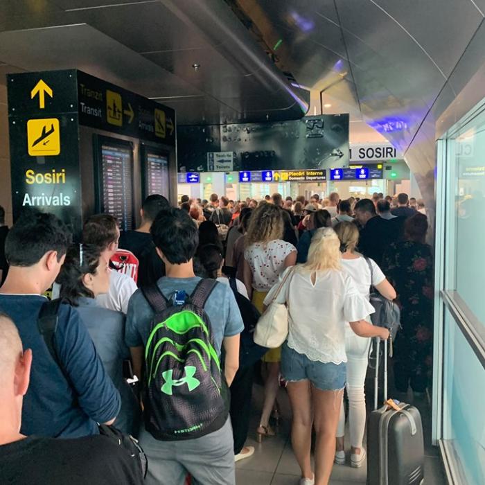 PROBLEME pe Aeroportul Otopeni. Oamenii așteaptă la cozi