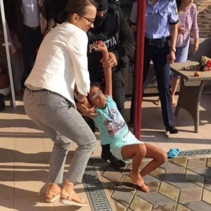 LACRIMI în familia Sorinei. Fetița a PLECAT din România împreună cu familia adoptivă