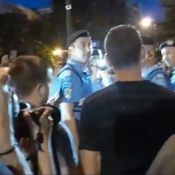 Echipă de televiziune ÎNCONJURATĂ de jandarmi