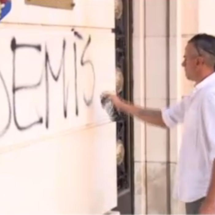 Ce au pățit cele trei persoane care au scris MESAJE pe sediul MAI, la PROTEST