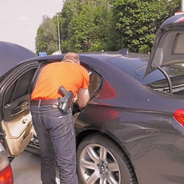 Germania. Doi români "plimbau" 100.000 de euro în mașină. Polițiștii nemți i-au lăsat și fără bani și fără autoturism