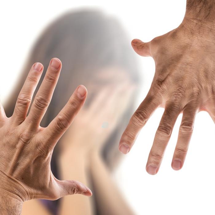 Iubire cu PUMNUL. Un bărbat și-a bătut fosta iubită și a târât-o pe stradă 