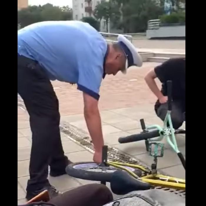 Poliţişti ROMÂNI, filmaţi DEZUMFLÂND roţi de la bicicletele a doi tineri (VIDEO)