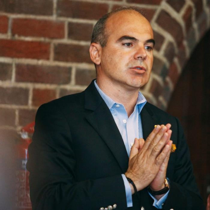 Rareş Bogdan, APEL pentru cetăţeni: "FERIŢI-VĂ de ei!"